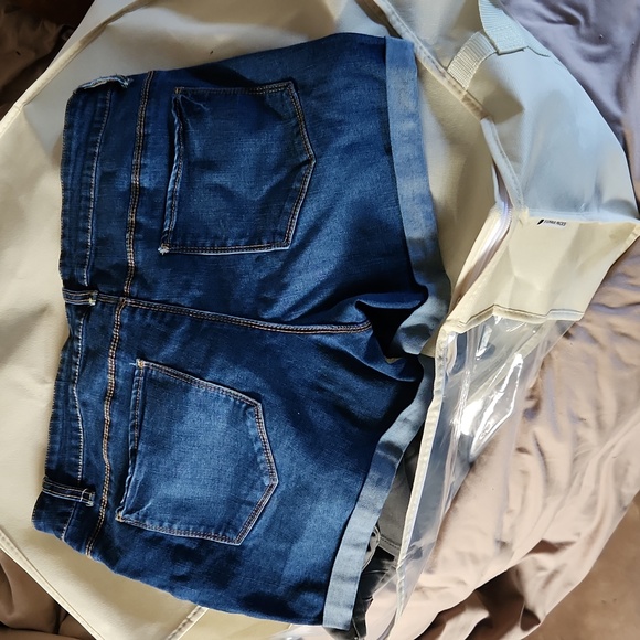 Shorts - Picture 2 of 3